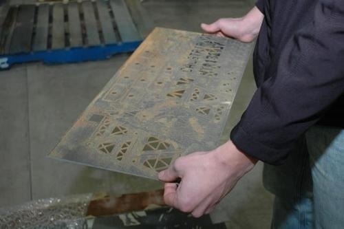 这些0.09英寸的合金钢零件在55,000 psi下切割，0.010/。030孔/喷嘴组合，每分钟使用0.5磅石榴石