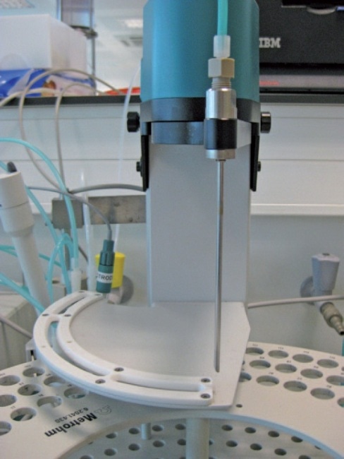 Close-up of the specially-designed needle for the aspiration of even pulpy samples.