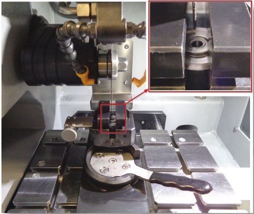 Brillant 220 machine setup. Detail: clamped sample (clamping tool: vertical vice single).