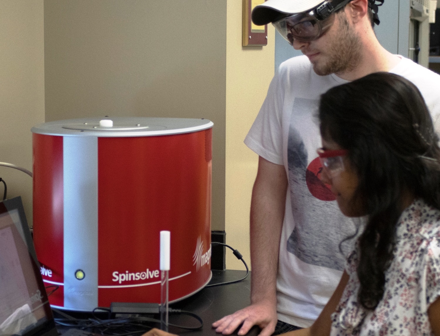 Dr. Nawarathne uses the SpinSolve to demonstrate NMR to her students