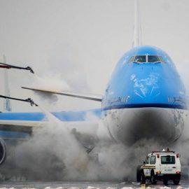 De-icing - Airplane -Airport Schiphol; Image data KLM / Airport Schiphol