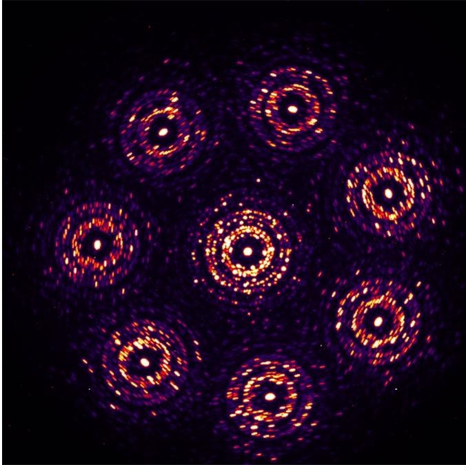 Tomographie 3D MBED de nanoparticules d'Au.  Image CBED maximale de tous les emplacements de sonde, avec des plages de détecteurs virtuels superposées.