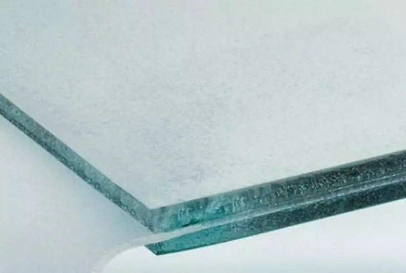Thermochromic glass in production with a PVB layer sandwiched between two glass layers