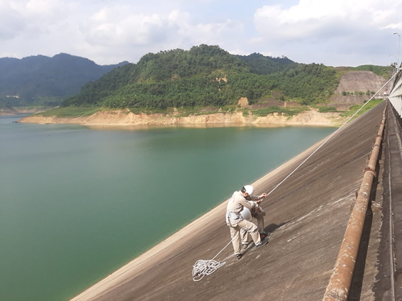 Inspecting the CuaDat Irrigation Dam with a GPR system