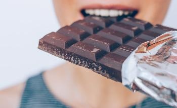 用流变学模拟咀嚼对巧克力的优化
