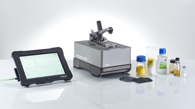 The MOBILE-IR II, different samples, and the cable-connected tablet PC running OPUS TOUCH.