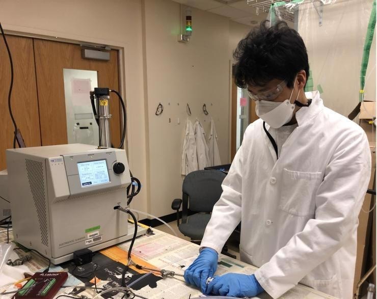 Graduate student Taekyu Joo setting up the filtration efficiency measurement system