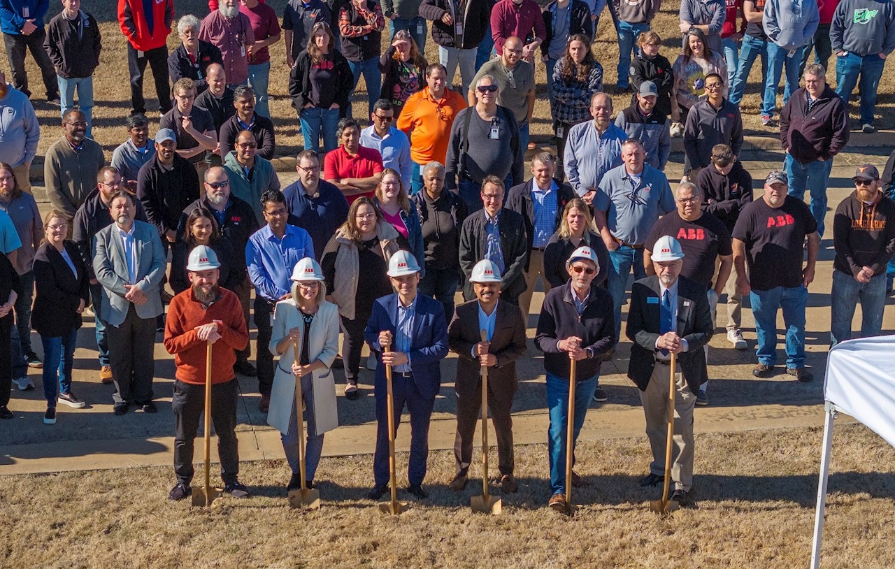 Jacques Mulbert, President, ABB Measurement & Analytics (third from left) and Dale Copeland, Mayor of Bartlesville (sixth from left), take part in the groundbreaking ceremony in Bartlesville.
