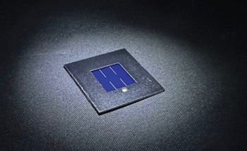 Perovskite-Silicon Tandem Solar Cells Performance Improved by Extra Layer of Magnesium Fluoride